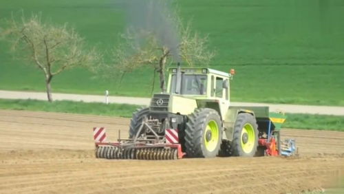 梅赛德斯奔驰MBTrac,13001500拖拉机在行动农业工作中
